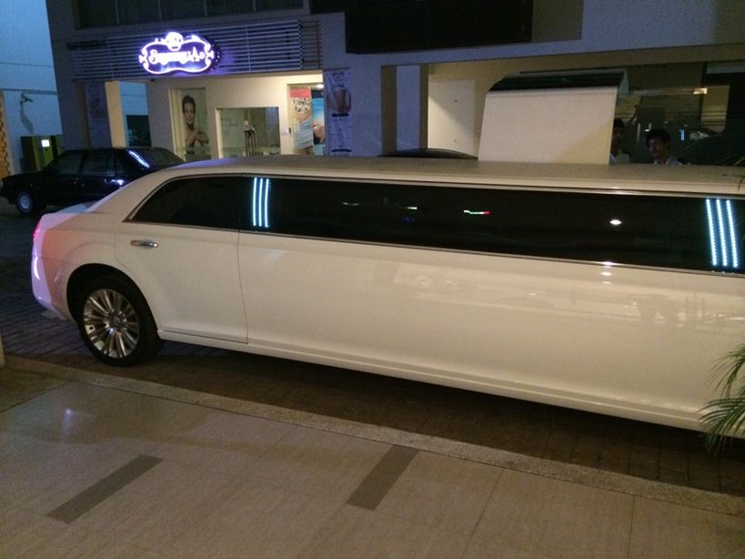 Chrysler Limo exterior