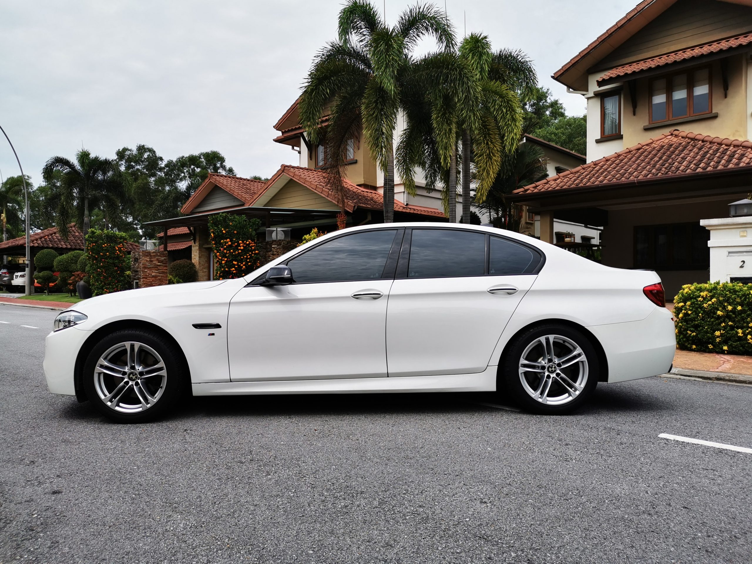 BMW 528i side view