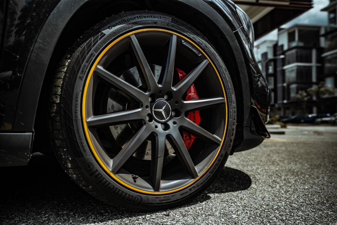 Mercedes GLA45 AMG yellow highlight with red brakes