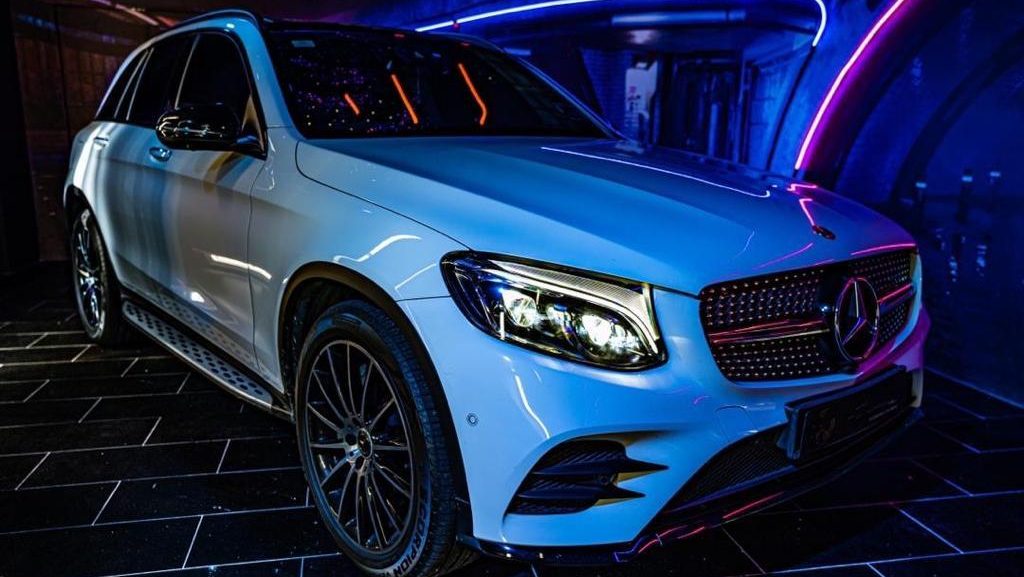Mercedes GLC 250 in a party