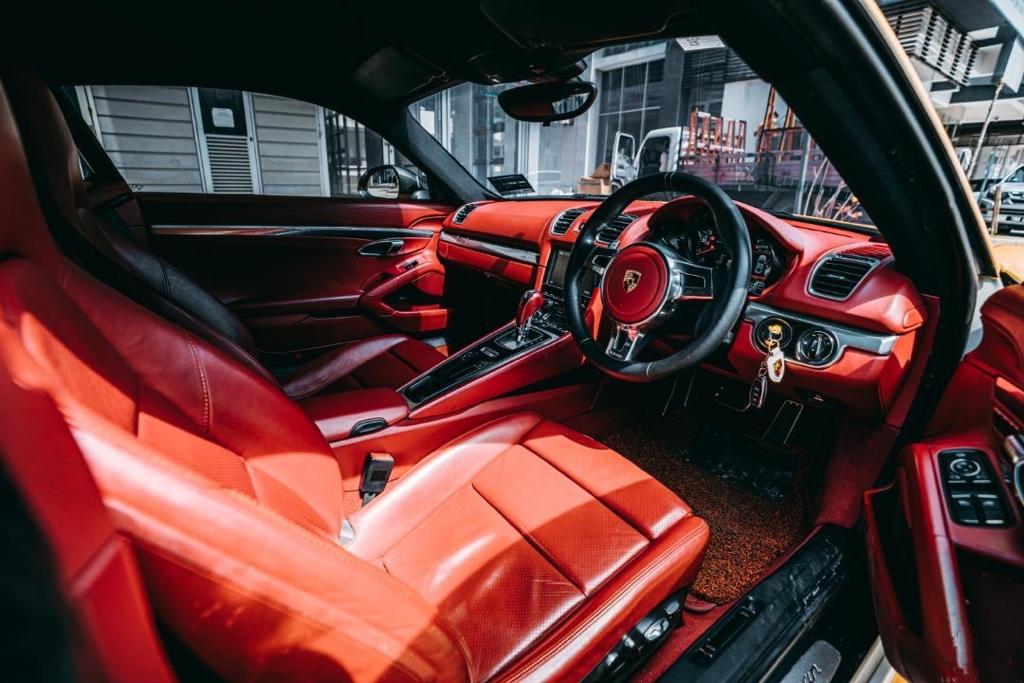 Porsche GT4 Hot red seats