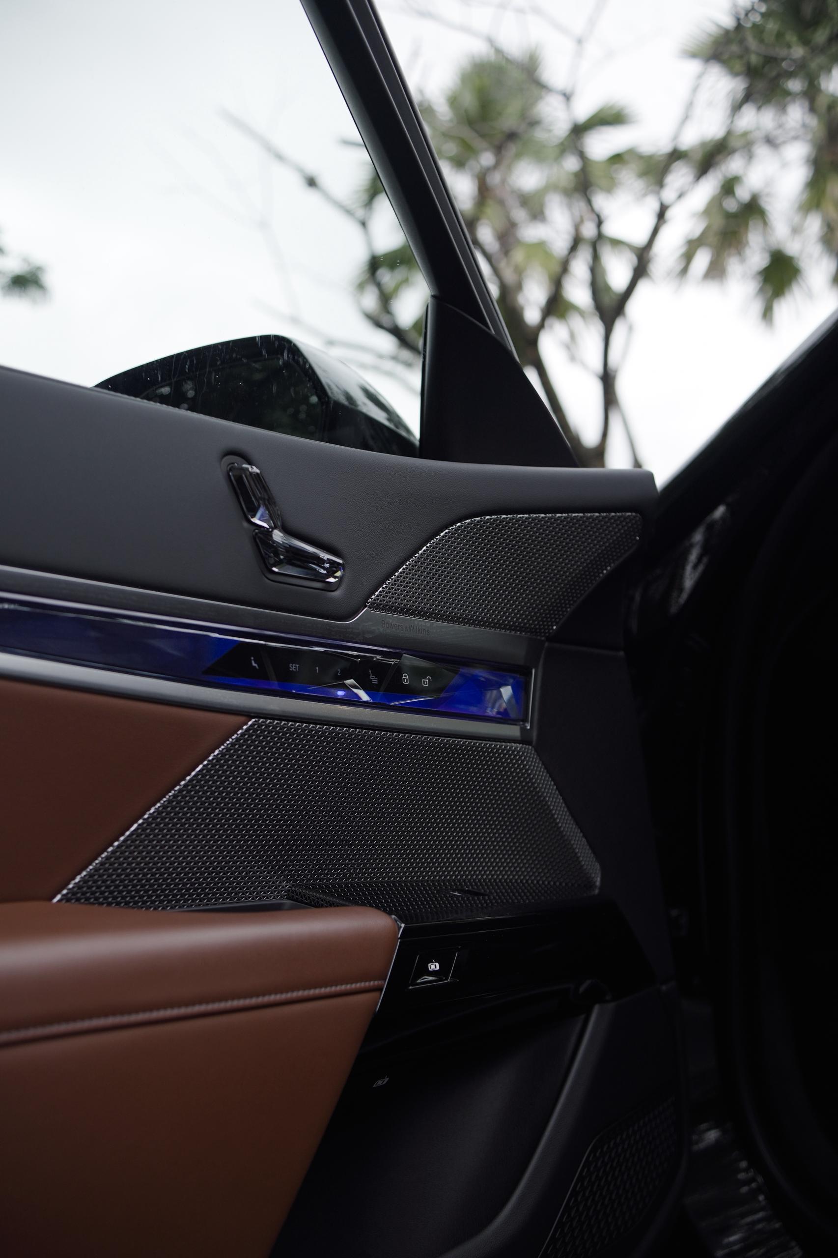 BMW 750e G80 (Black) - Image 17