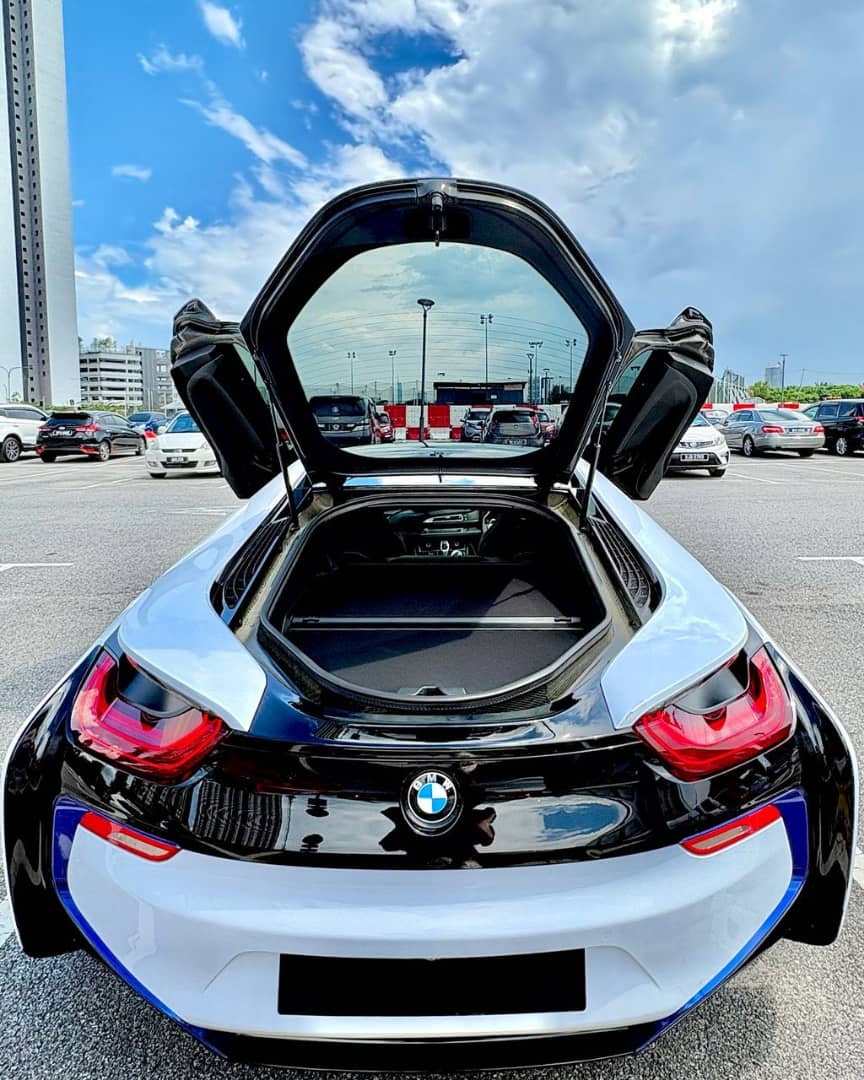 BMW i8 (White 🤍) - Image 5
