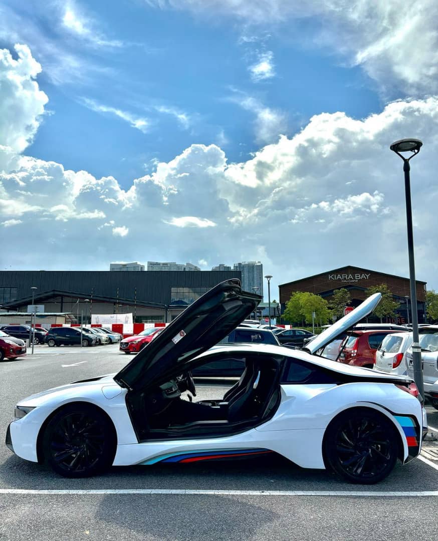 BMW i8 (White 🤍) - Image 7