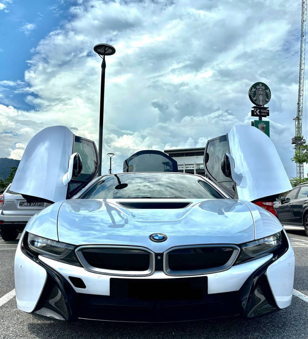 BMW i8 (White 🤍) - Image 2