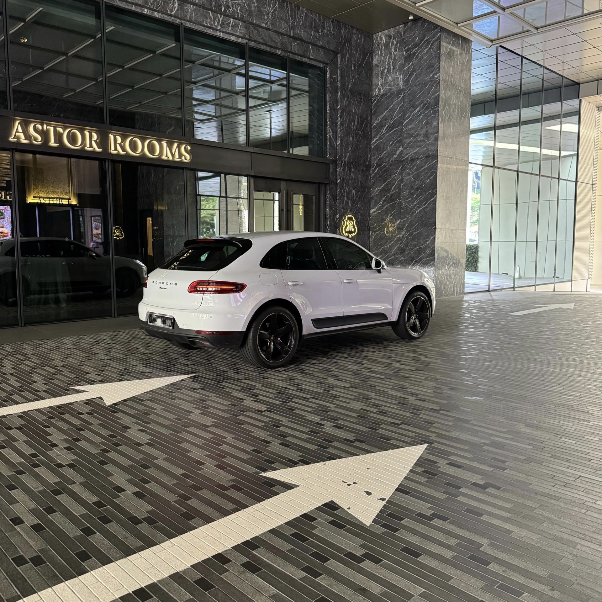 Porsche Macan (White) - Image 4