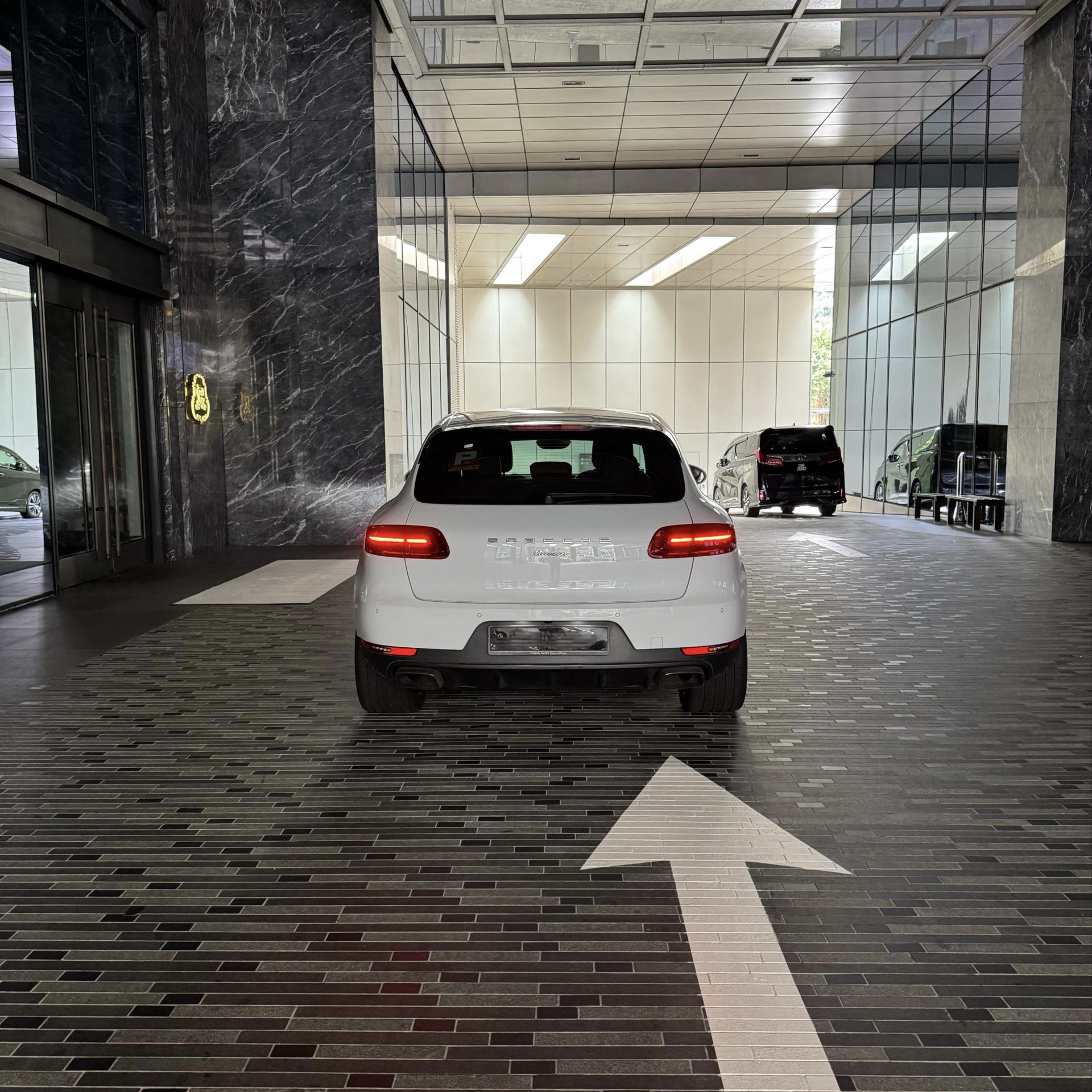 Porsche Macan (White) - Image 5