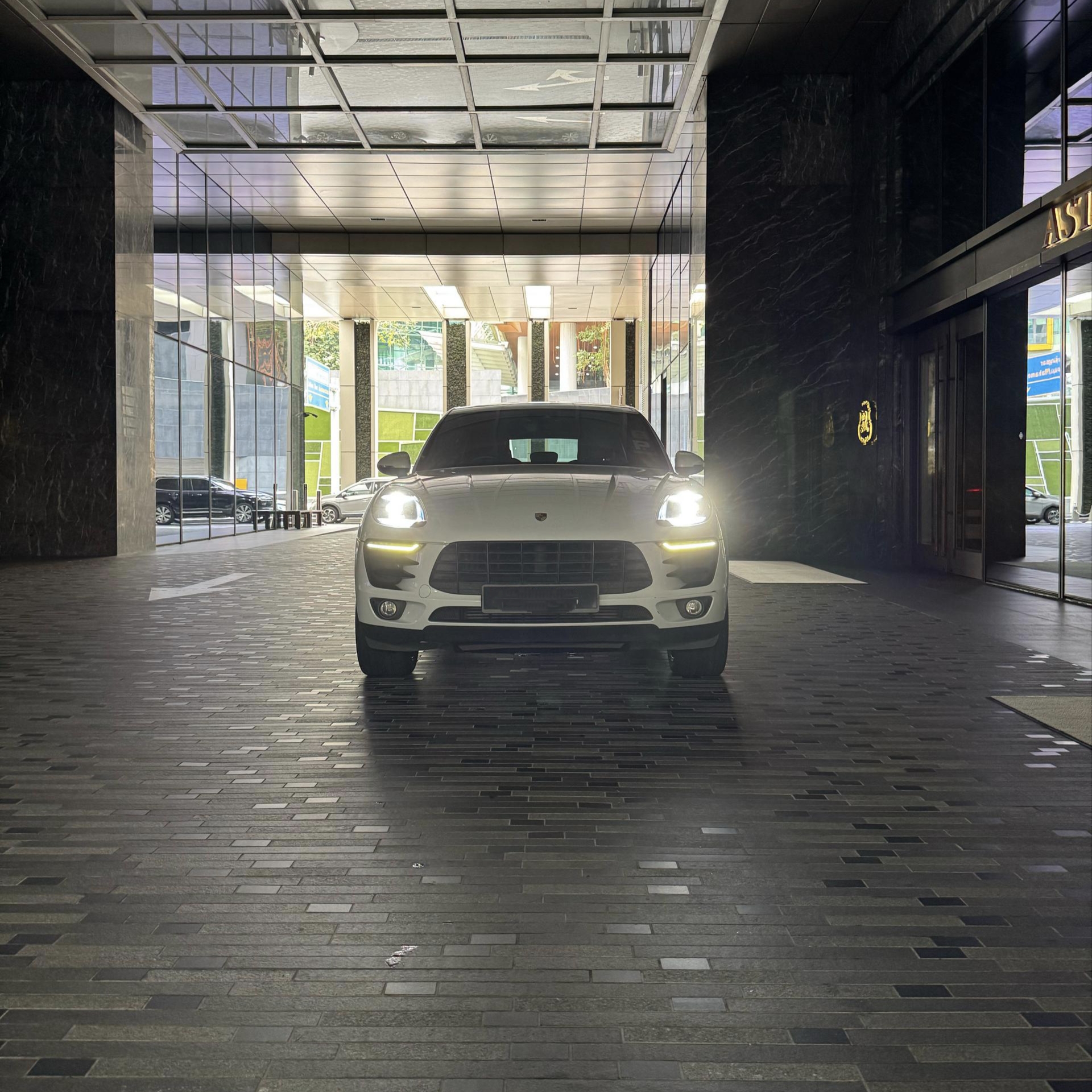 Porsche Macan (White) - Image 2