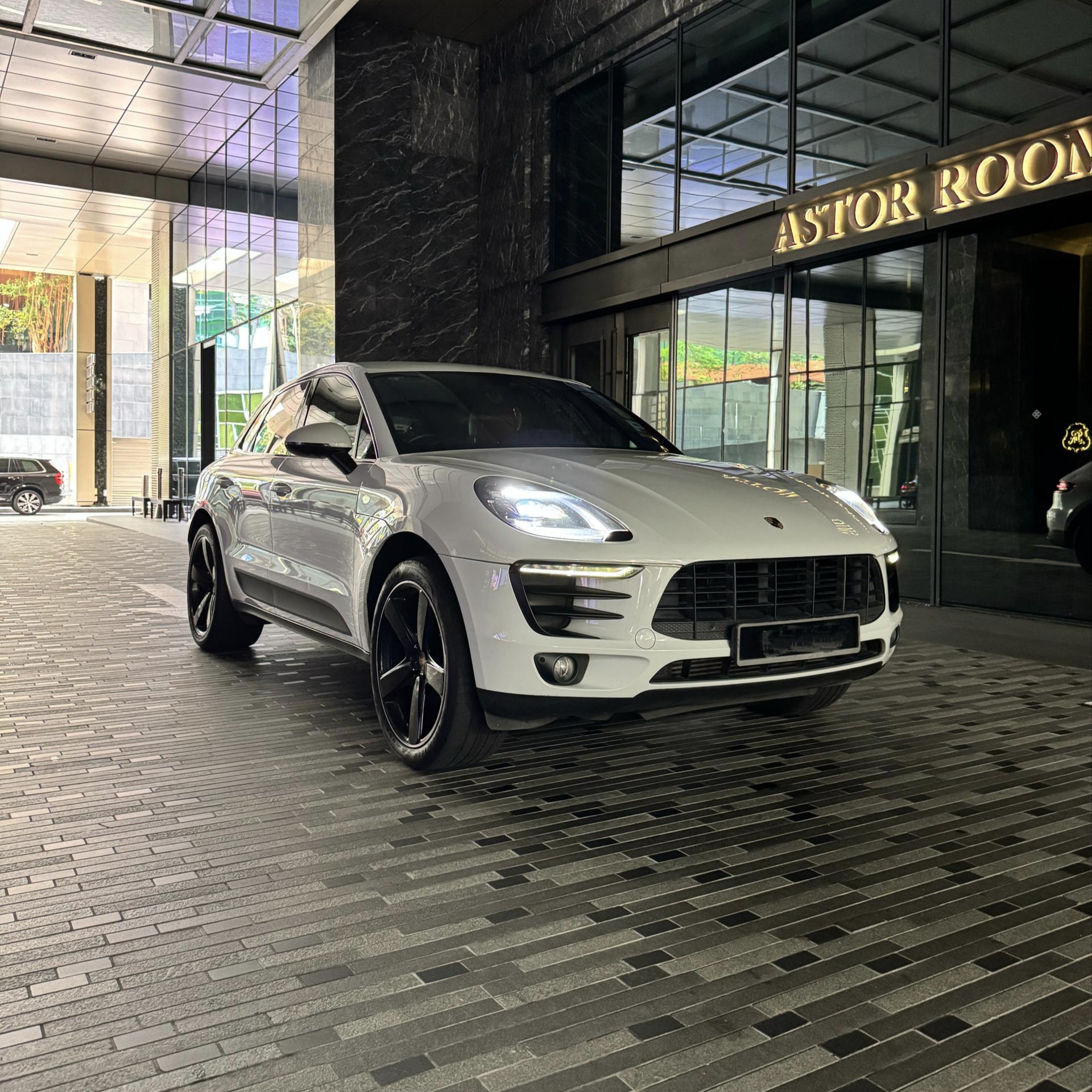 Porsche Macan (White) - Image 3