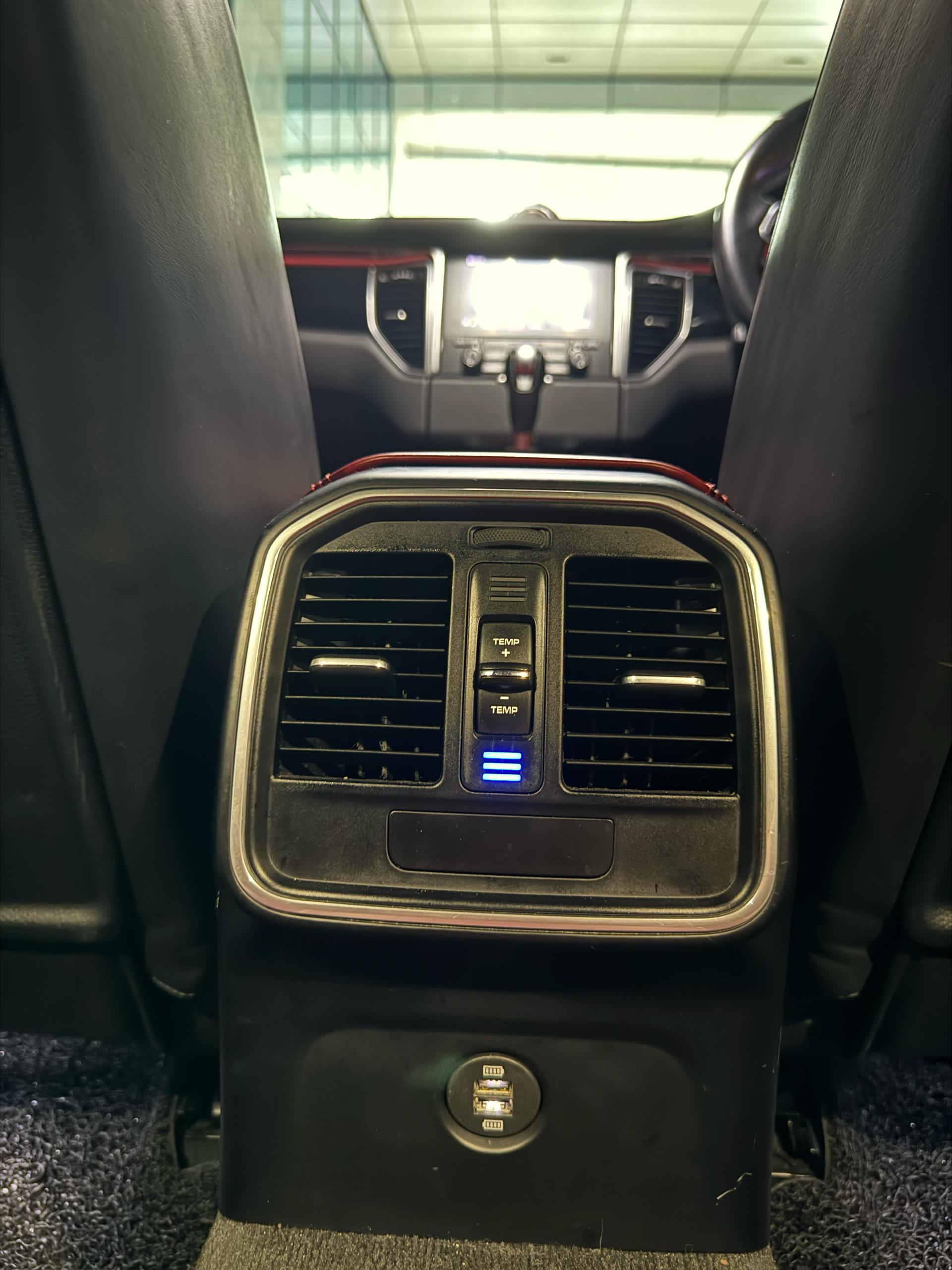 Porsche Macan (White) - Image 8