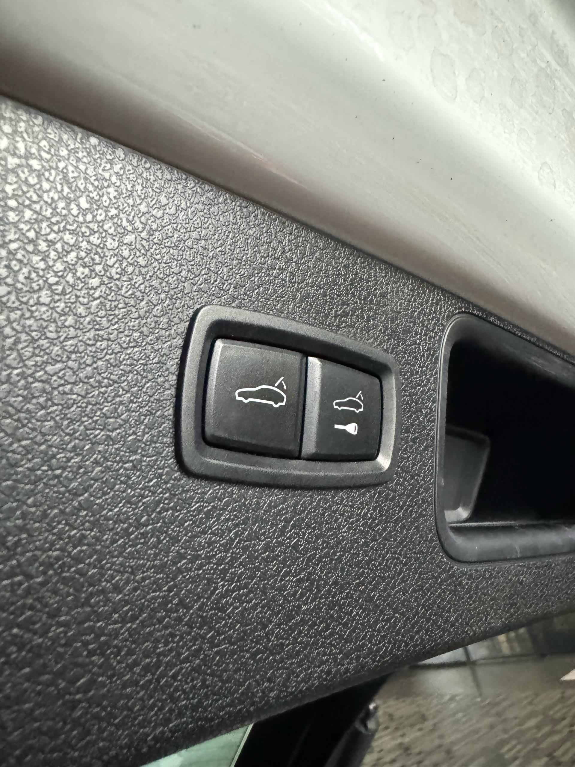 Porsche Macan (White) - Image 10