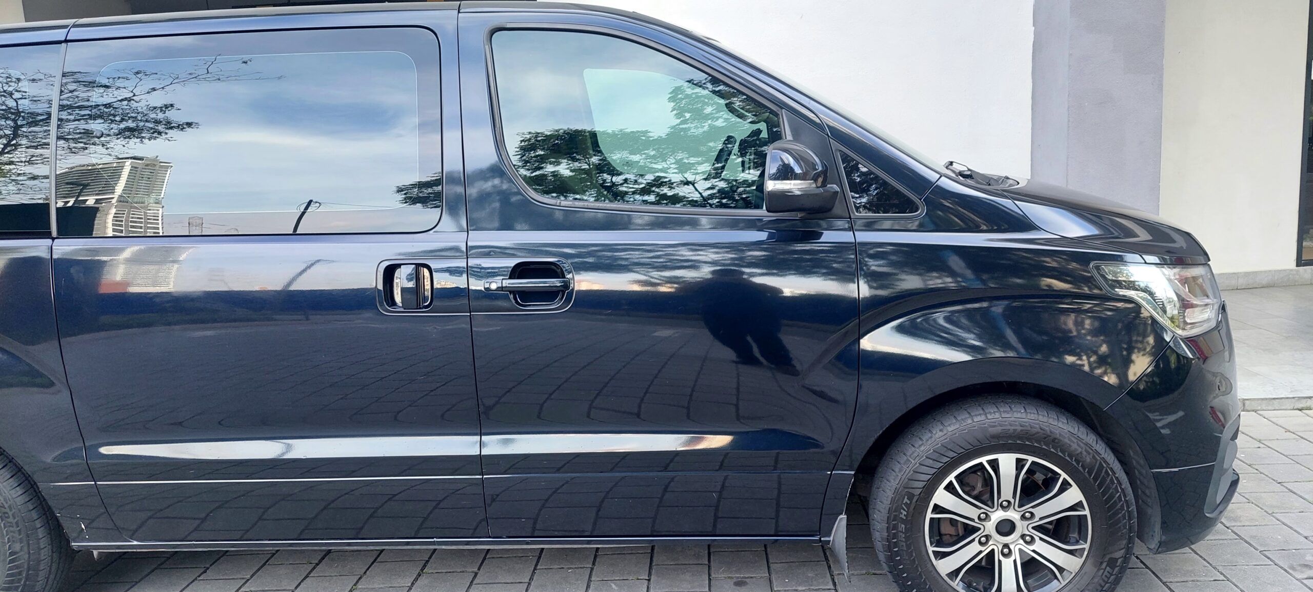 Hyundai Starex (Black/White) - Image 4