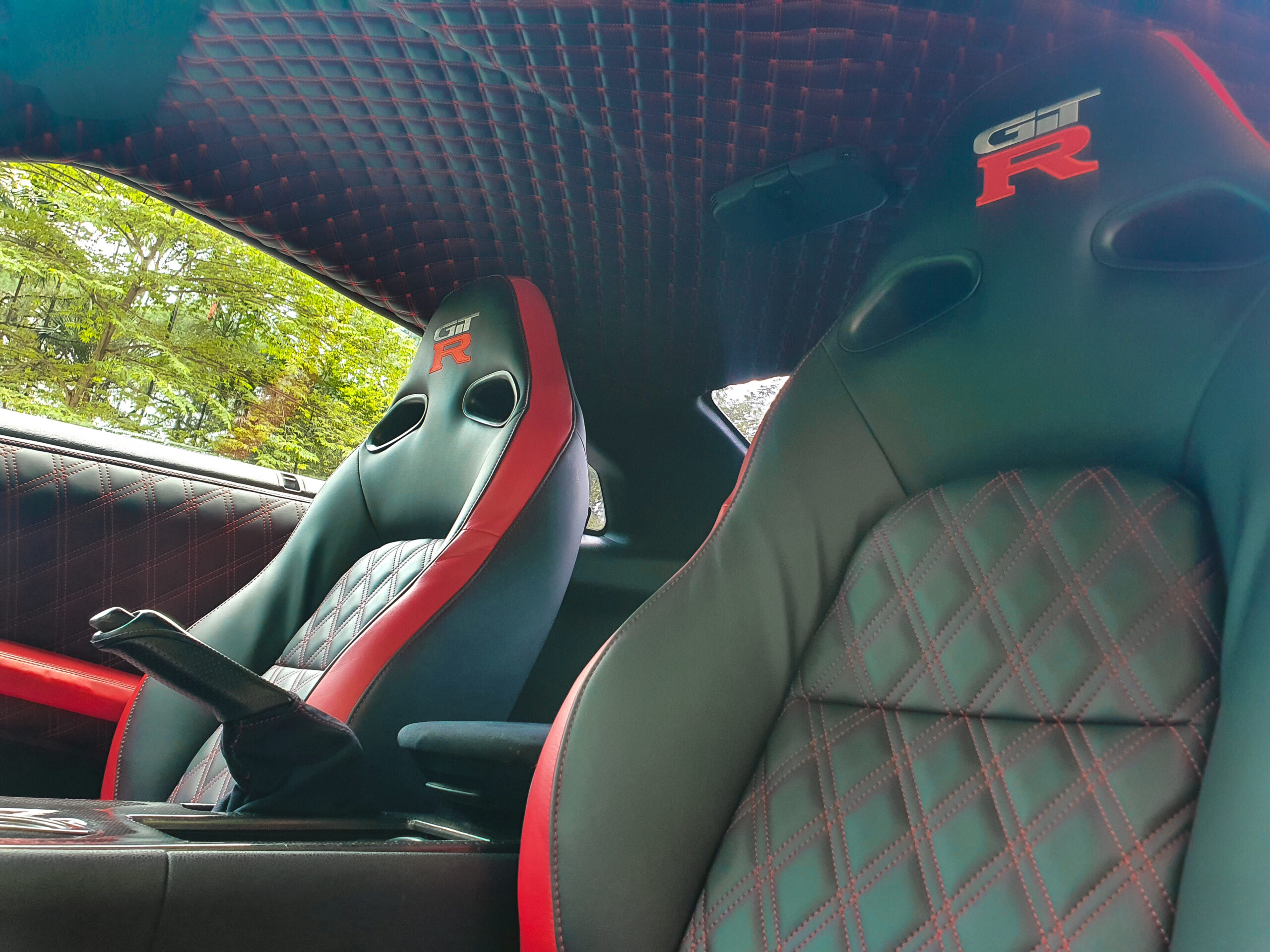 Nissan GTR R35 (Black) - Image 13
