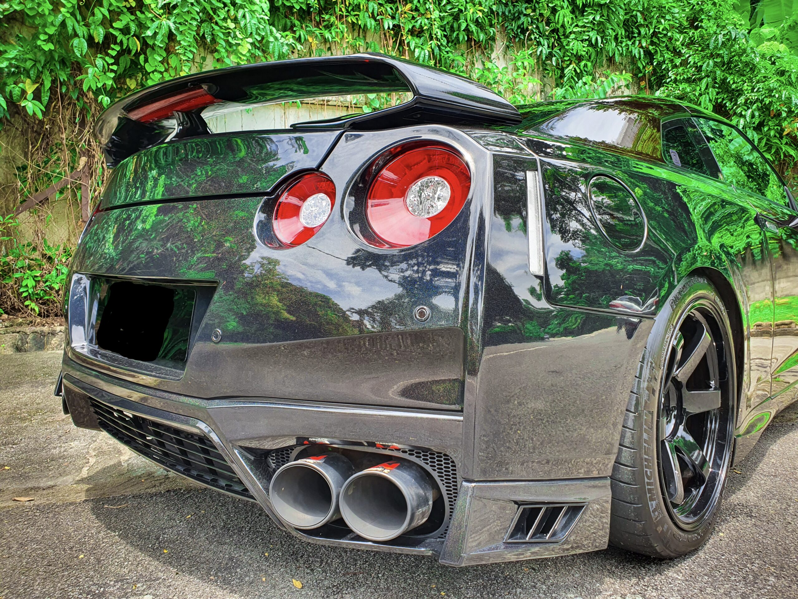 Nissan GTR R35 (Black) - Image 14