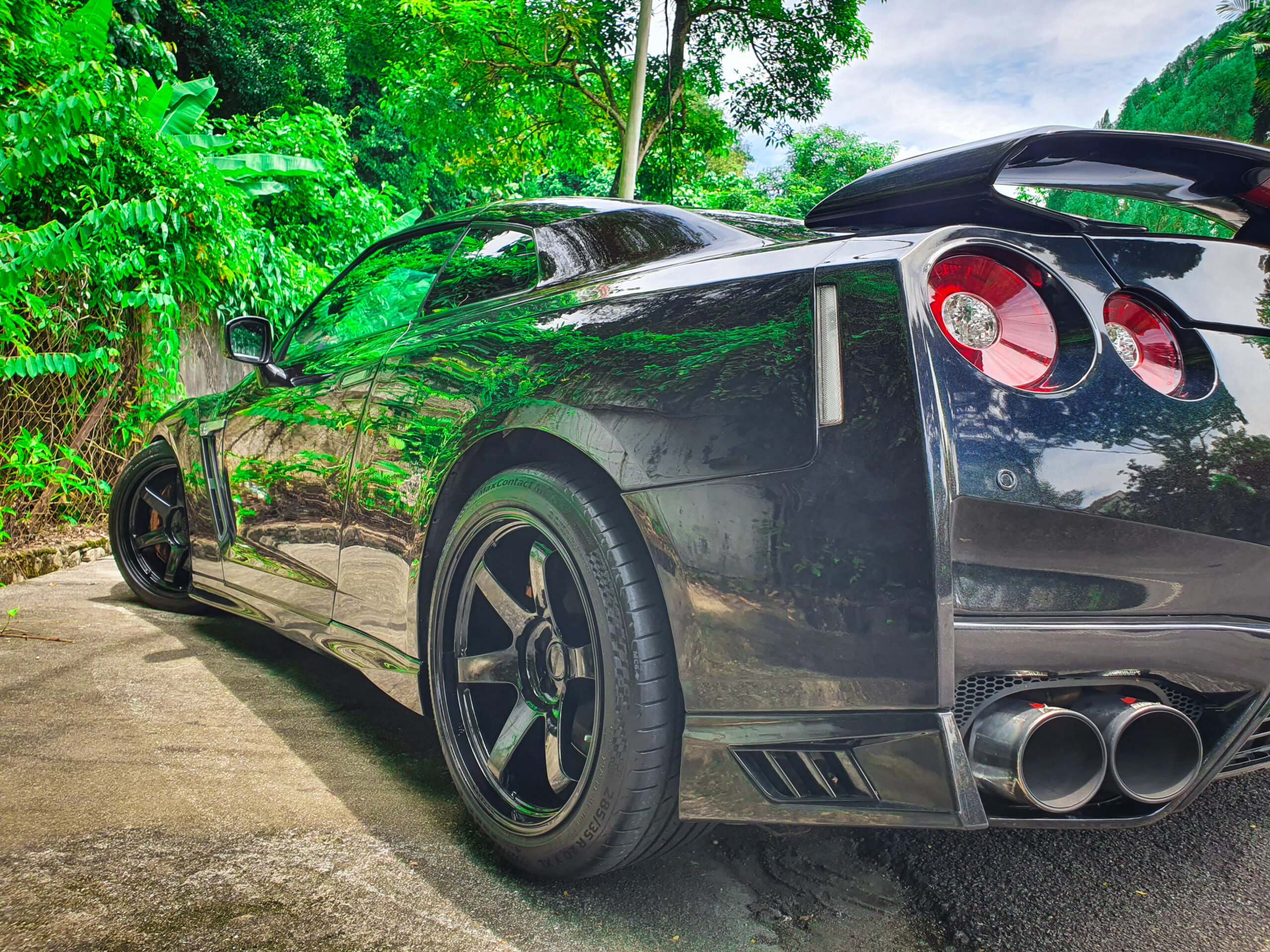 Nissan GTR R35 (Black) - Image 11